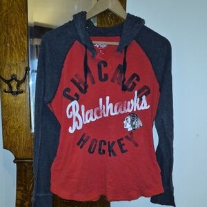 Women's Chicago Blackhawks long-sleeved T-shirt with hood.